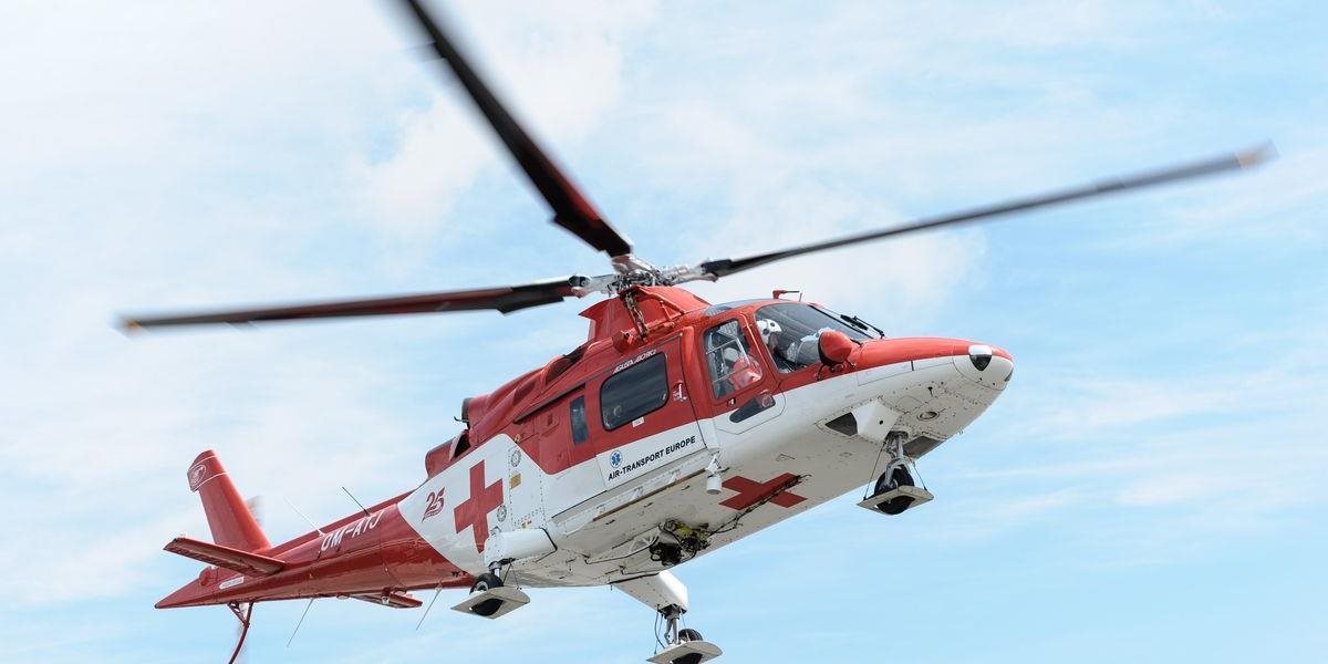 Opitá záchranárka cestou do práce zrazila cyklistu a ušla, zachraňoval ho vrtuľník