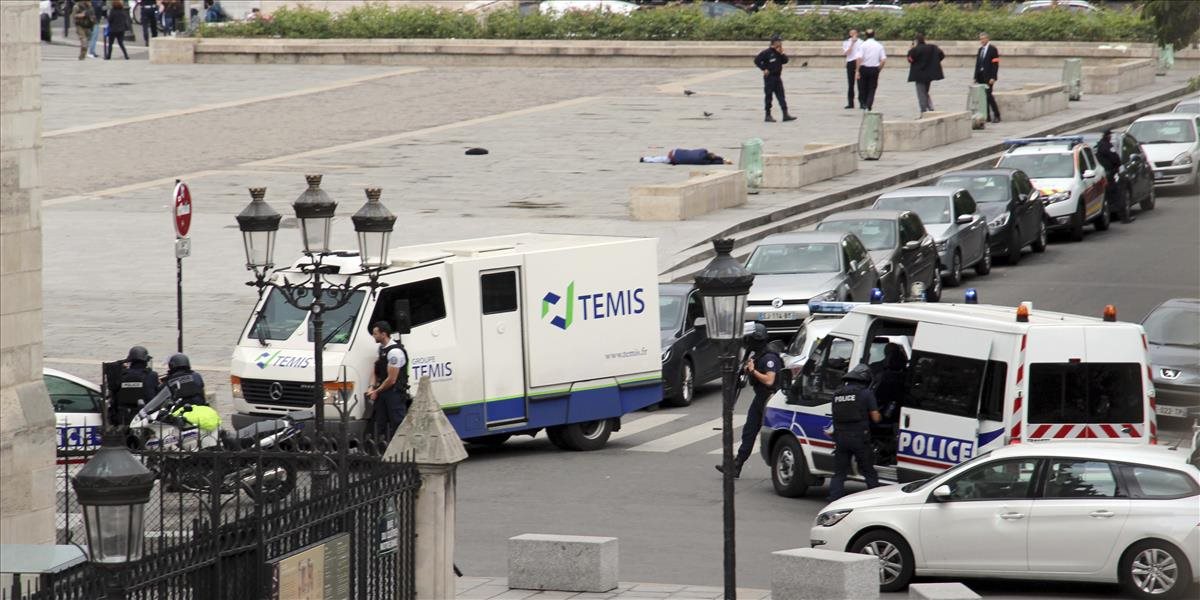 Aktualizované: Parížska polícia zastrelila teroristu s kladivom, kričal: To je za Sýriu!