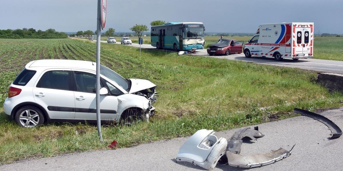 FOTO Po zrážke dvoch áut a autobusu zostali štyria zranení, dôchodca zrejme nedal prednosť
