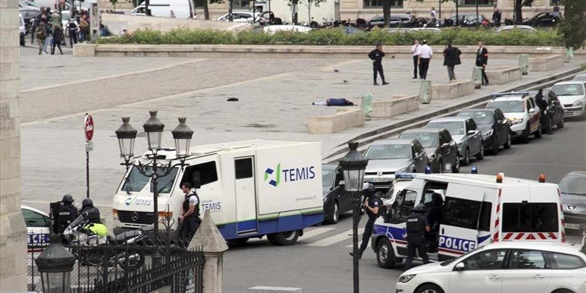 Páchateľ útoku pred parížskou katedrálou prisahal vernosť IS