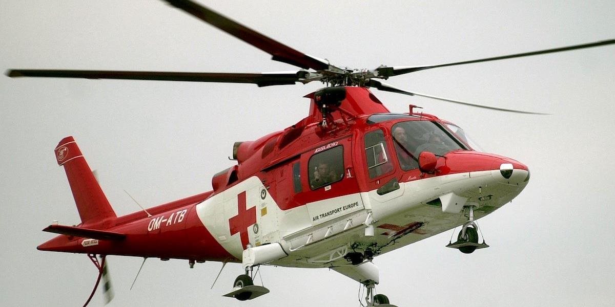 Ráno zasahovali leteckí záchranári: Pilčíka zavalil  a vážne zranil kmeň stromu