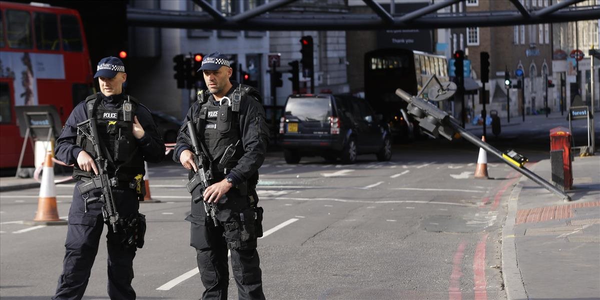 Polícia v Londýne kontrolovane odpálila dve podozrivé vozidlá