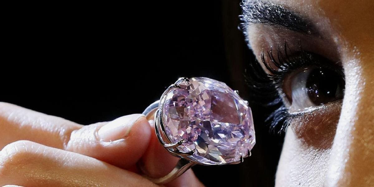 FOTO Diamantový prsteň kúpila Britka na blšom trhu ako bižutériu, na aukcii zaň dostala 650.000 libier