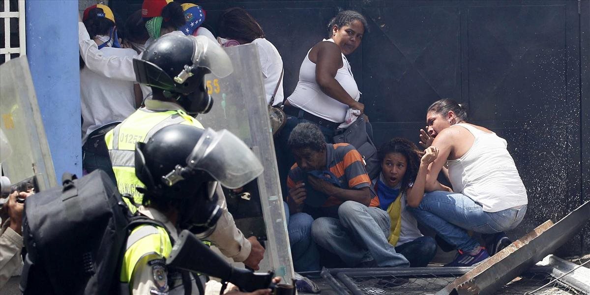 FOTO Protivládne demonštrácie vo Venezuele si vyžiadali už takmer 70 životov