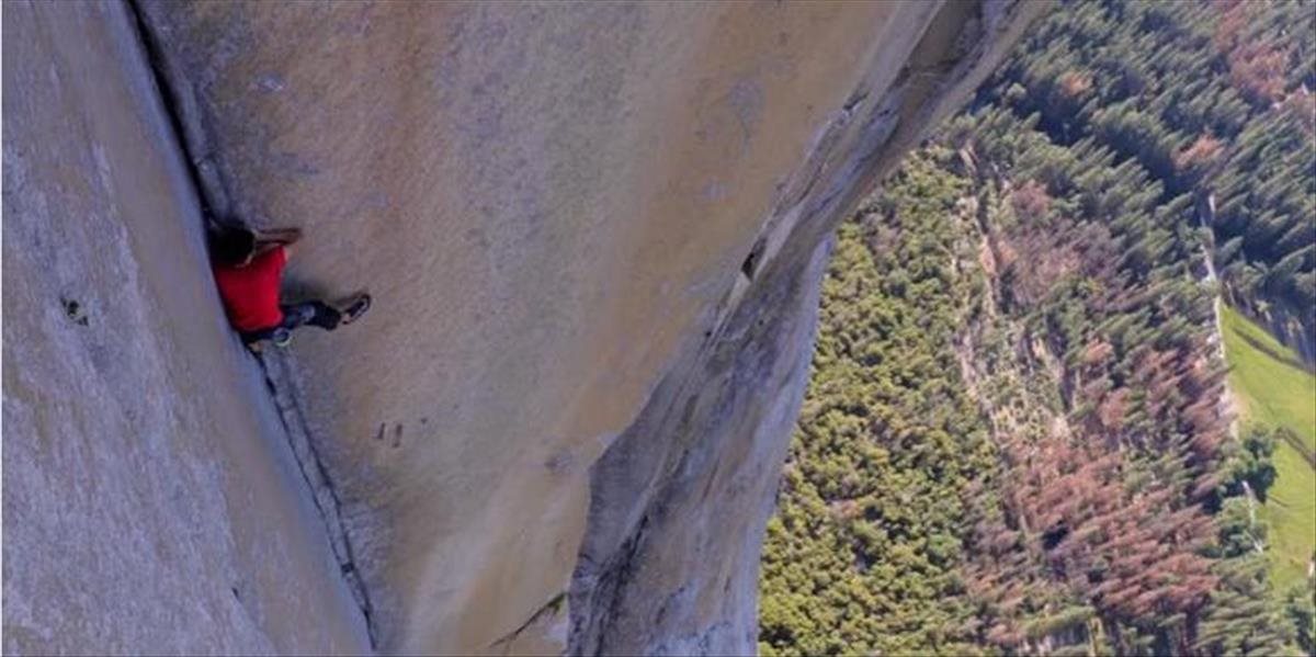 Mrazivé VIDEO Prvý muž na svete vyliezol takmer kilometrovú skalu v Yosemitoch bez istenia