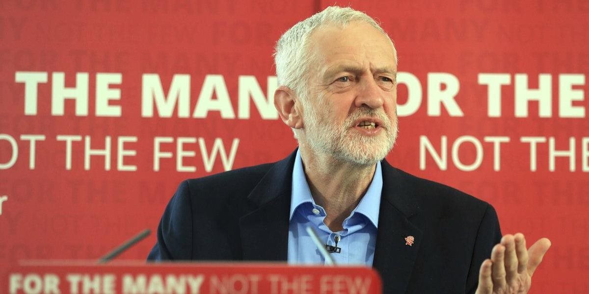 Vodca labouristov Corbyn vyzval premiérku Mayovú, aby odstúpila a uvoľnila cestu novej vláde