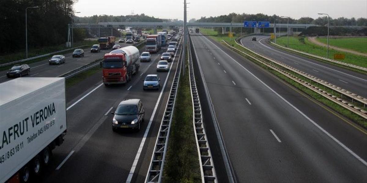 Na maďarskéj diaľnici M3 sa 37 km pred Budapešťou stala hromadná nehoda