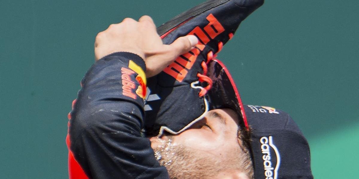 F1: Pilot Ricciardo aj herec Stewart zapili víťazstvo austrálskym zvykom, šampanskym z topánky