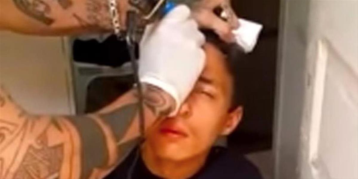 VIDEO Krutá lekcia: Tínedžerovi za krádež bicykla potetovali čelo