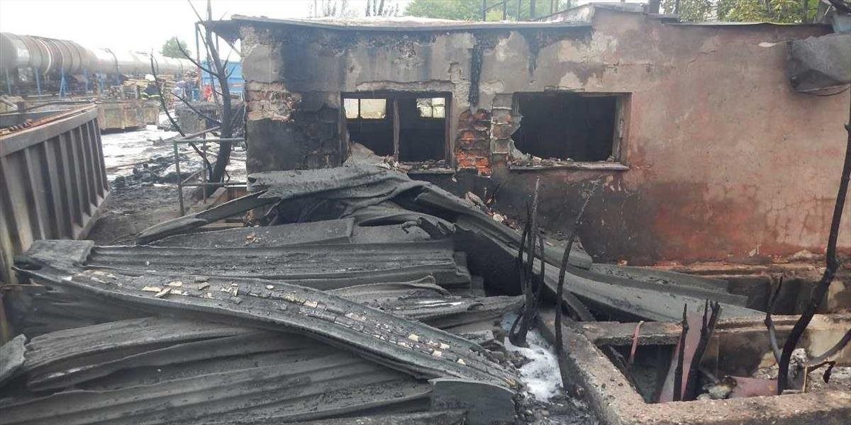 FOTO V Seredi včera horelo: Požiar postihol areál skladu