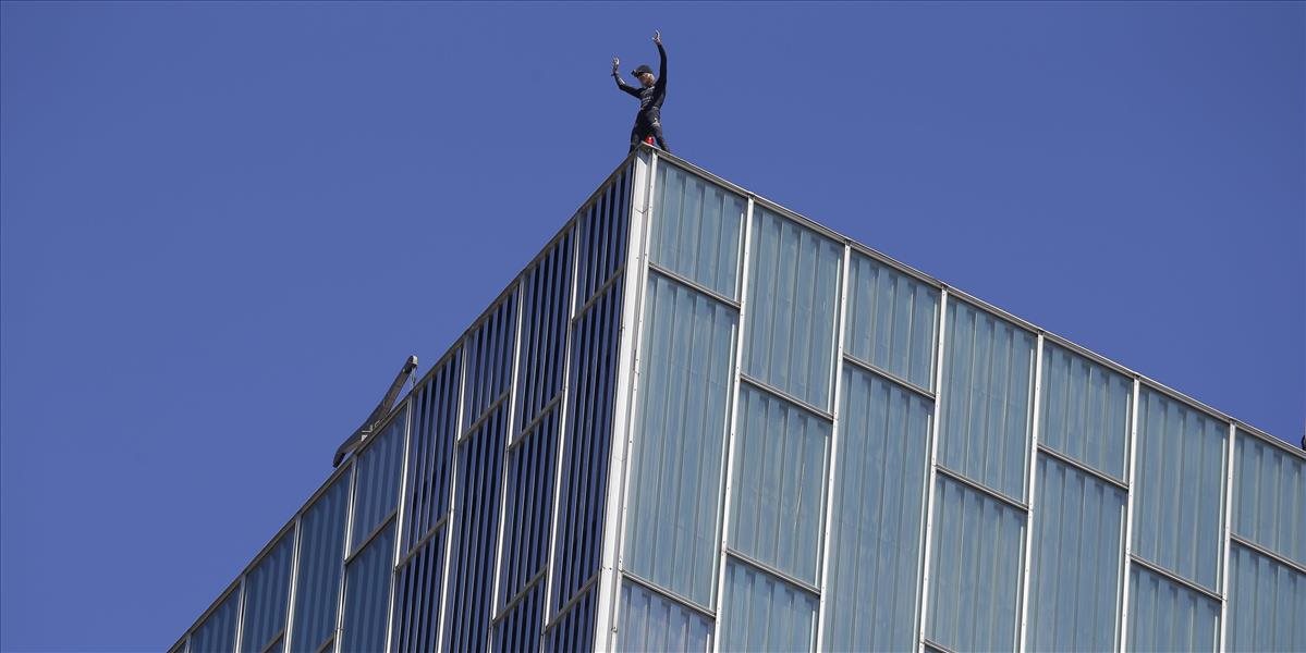 VIDEO Francúz Alain Robert holými rukami vyliezol na 31-poschodový hotel v Barcelone