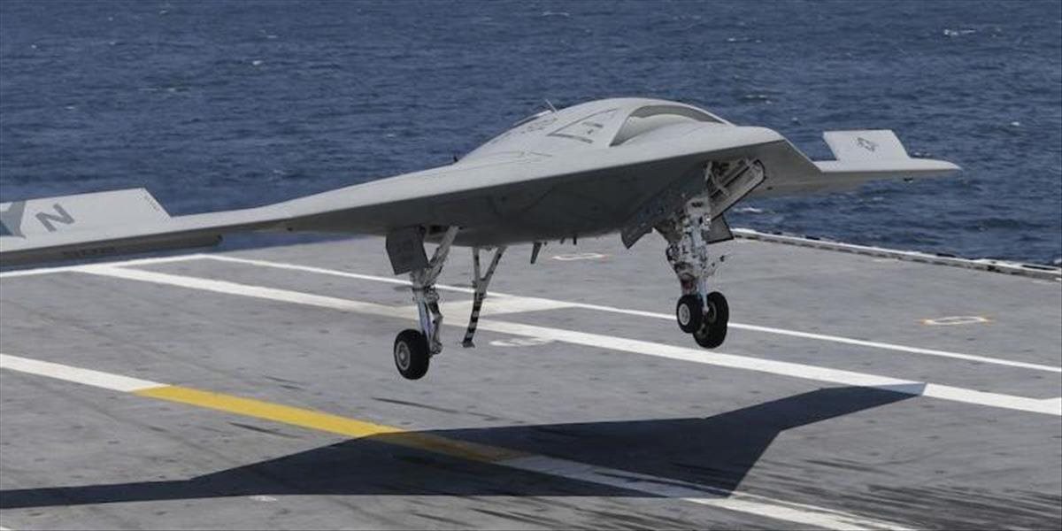 USA vyvíjajú drony schopné lietať popri stíhačkách