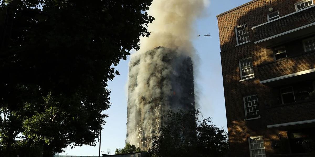 VIDEO Obrovský požiar v londýnskej budove si doposiaľ vyžiadal 12 životov, hasiči naďalej pátrajú po ďalších obetiach