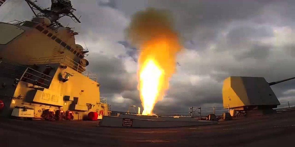 Jemenskí rebeli odpálili raketu na loď Spojených arabských emirátov v Červenom mori