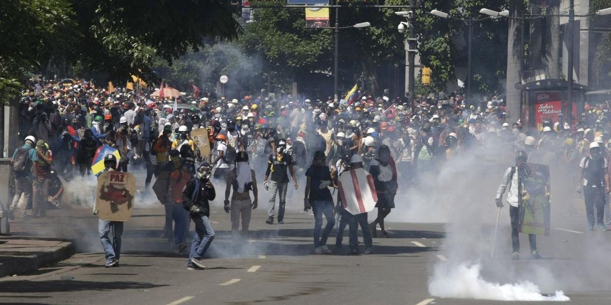 Maduro sa vyhráža opozícii väzením, obviňuje ju za obete protestov