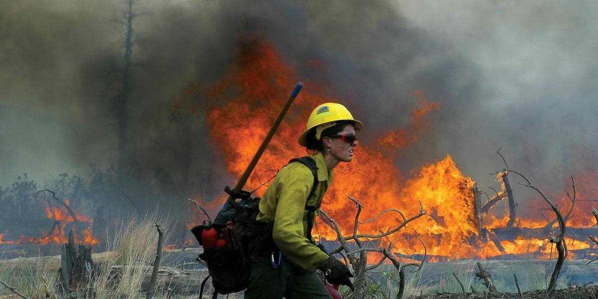 Lesný požiar v Novom Mexiku vyhnal z domovov 200 ľudí, s ohňom bojuje sto hasičov