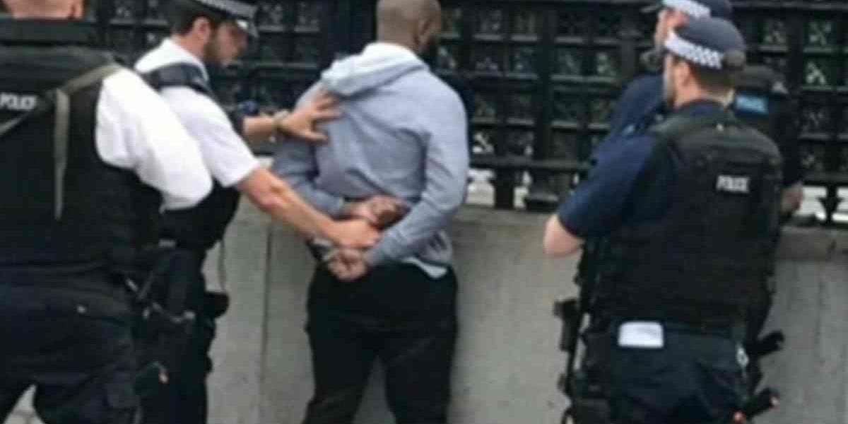 Britská polícia zadržala pri budove parlamentu muža s nožom
