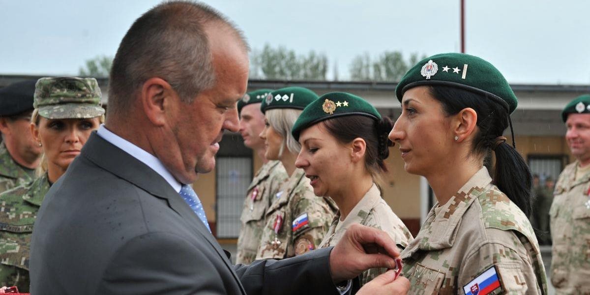 FOTO Gajdoš privítal vojakov po návrate z Afganistanu, v misii bolo aj päť žien