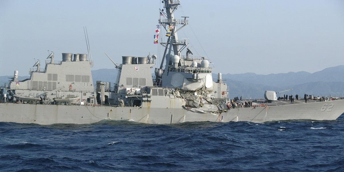 Sedem námorníkov je nezvestných po zrážke s komerčnou loďou