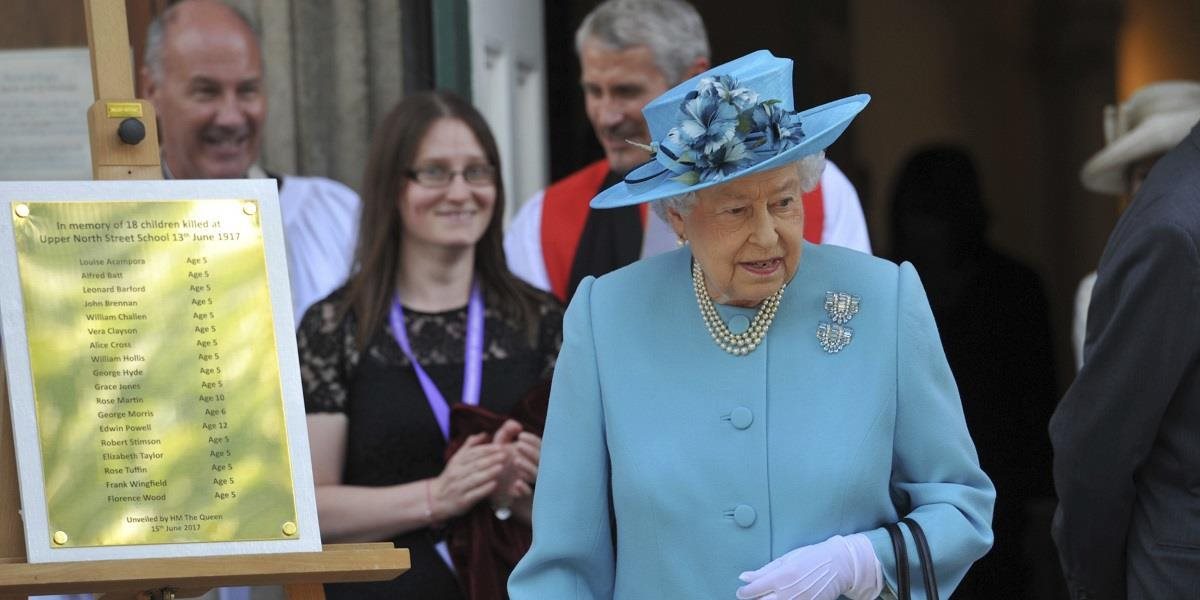 Kráľovná v deň oficiálnych narodenín poukázala na "pochmúrnu náladu" v Británii