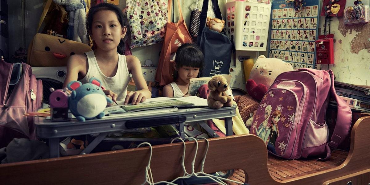 FOTO Ľudia v Honkongu bývajú v "rakvách": Ich životný priestor je obmedzený na minimum