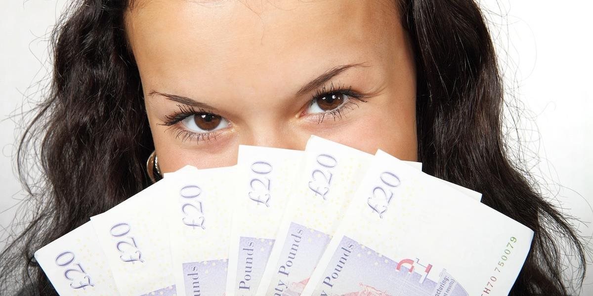 VIDEO Žena si potrebovala rozmeniť bankovku, vyhrala 250 tisíc libier