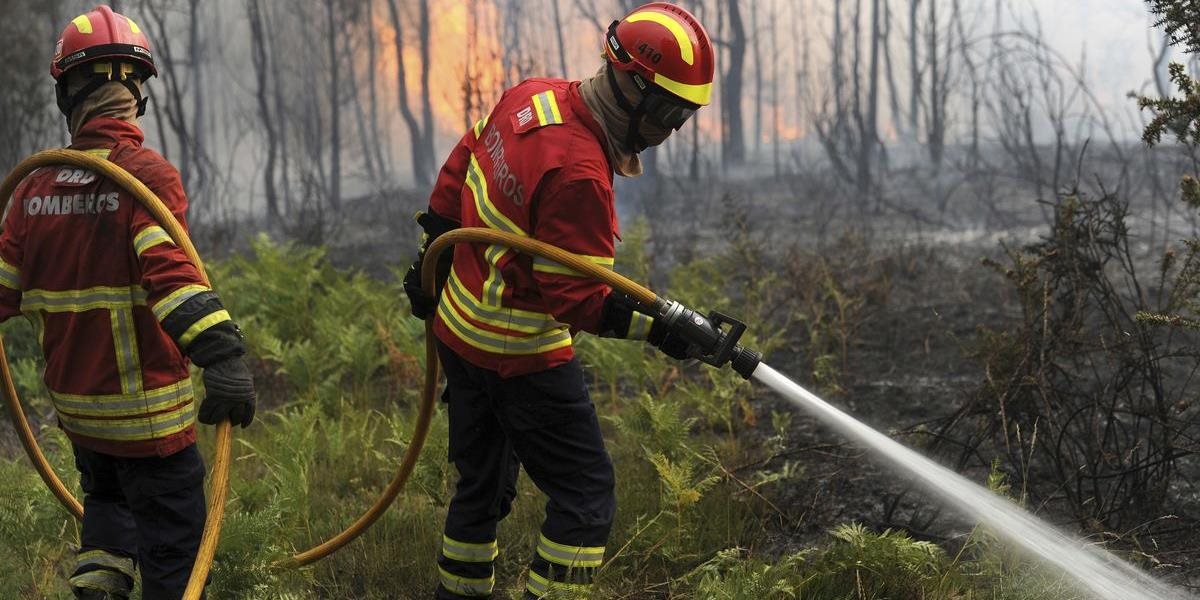FOTO Požiar sa stále nedarí skrotiť, portugalským hasičom v práci bráni hustý dym, živel si vyžiadal už 62 obetí
