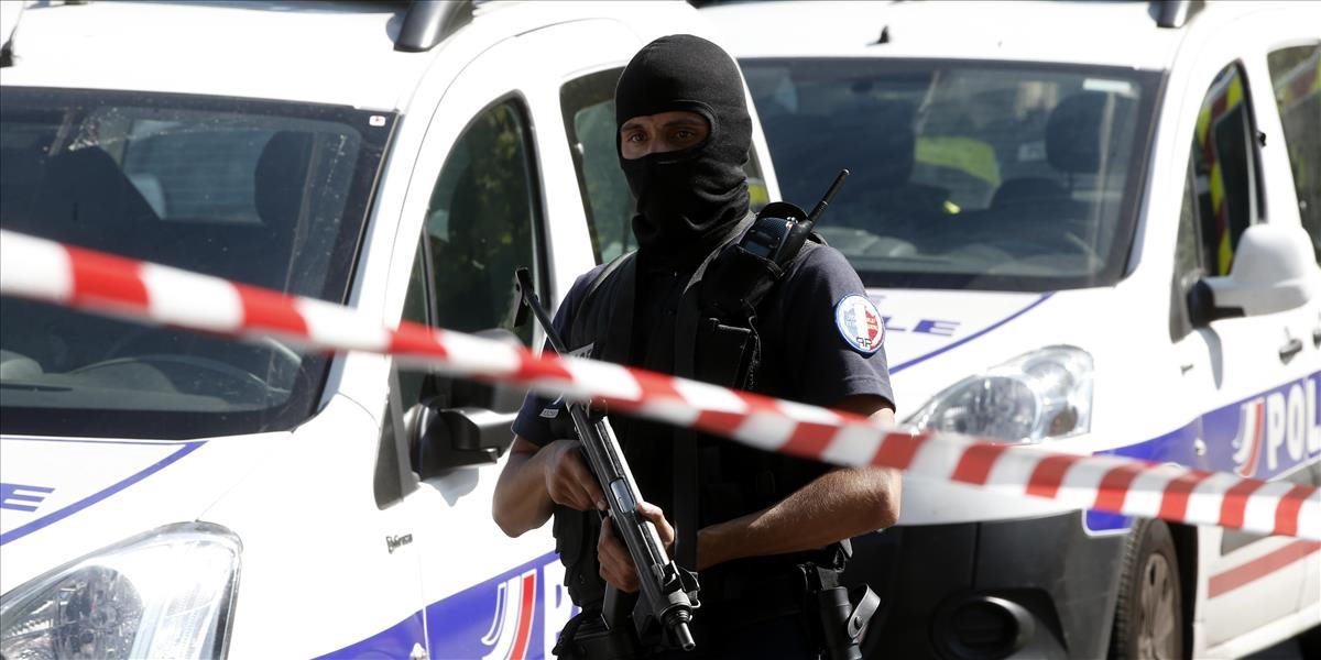 Aktualizované: Do policajného auta na Champs-Elysées vrazil ozbrojený radikálny islamista, zadržali štyroch príbuzných páchateľa