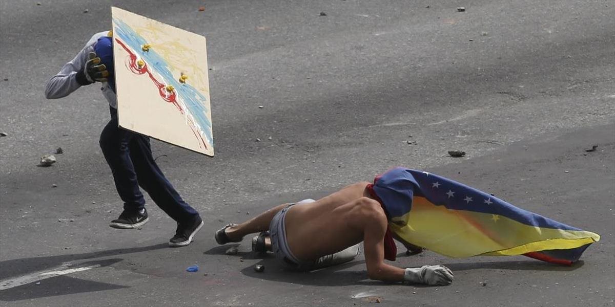Pri protivládnych protestoch vo Venezuele zastrelili 17-ročného tínedžera