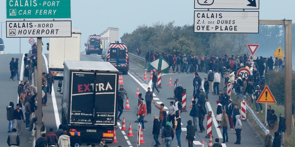 Migranti zablokovali diaľnicu pri Calais bedňami, pri havárii zahynul vodič kamiónu