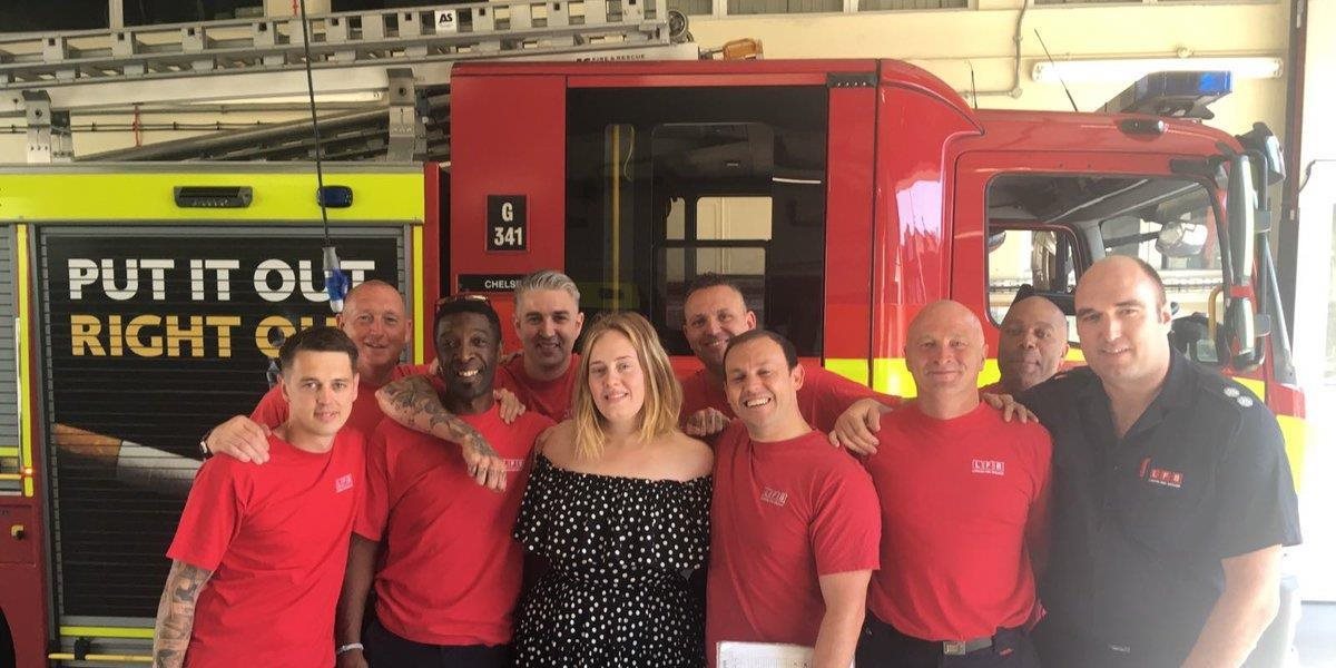 FOTO Speváčka Adele sa stretla s hasičmi zasahujúcimi v horiacom dome v Londýne