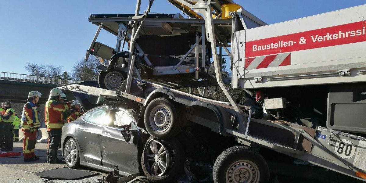 Zariskoval: Vodič autonómnej Tesly si sám zavinil nehodu a smrť, keď odignoroval varovania