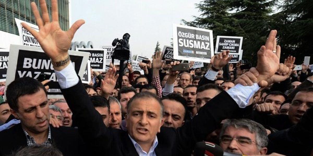 Tureckým novinárom, ktorí sa dnes postavili pred súd, hrozia tvrdé tresty