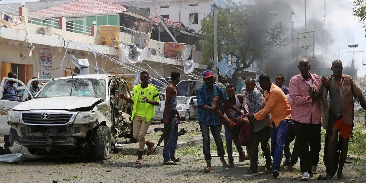 Pri výbuchu bomby uloženej v aute zahynulo v Somálsku najmenej 16 ľudí