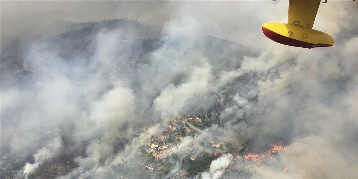 S masívnym požiarov bojuje v Portugalsku už vyše 1000 hasičov, jedno lietadlo sa zrútilo