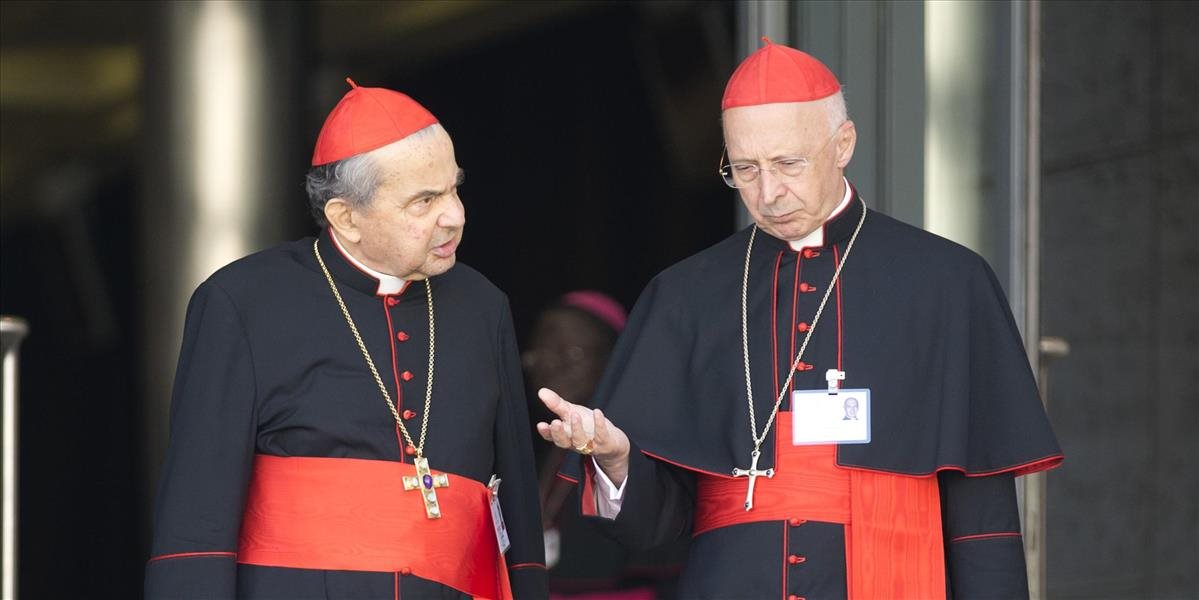 Konzervatívni kardináli kritizujú pápežove názory na manželstvo