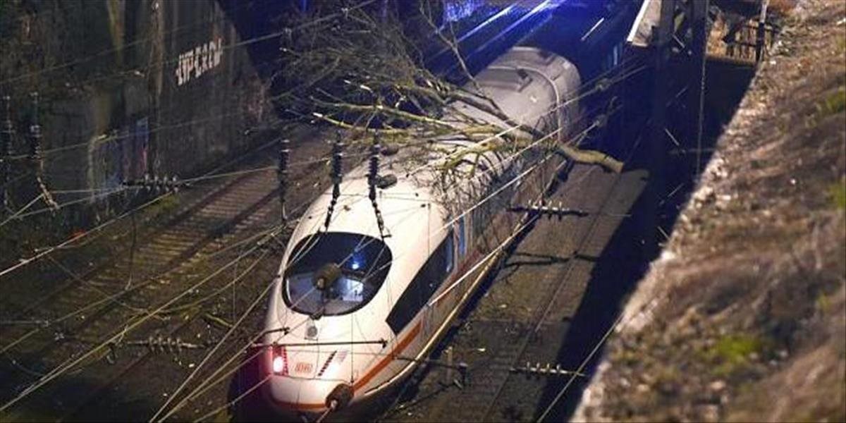 Silný vietor zastavil železničnú dopravu na severe Nemecka, búrky si vyžiadali najmenej jednu obeť