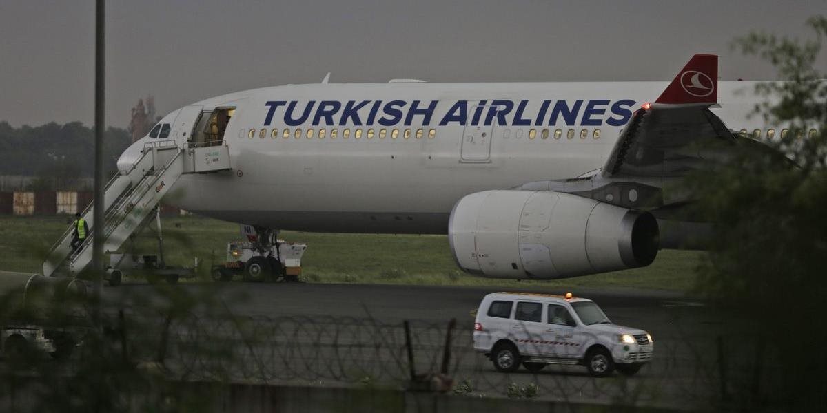 Turecké lietadlo so 176 pasažiermi zišlo pri pristávaní z dráhy