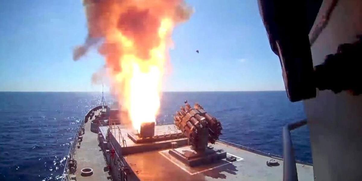 FOTO+VIDEO Ruské plavidlá ostreľovali ciele Islamského štátu v Sýrii, zničili veliace strediská a muničné sklady