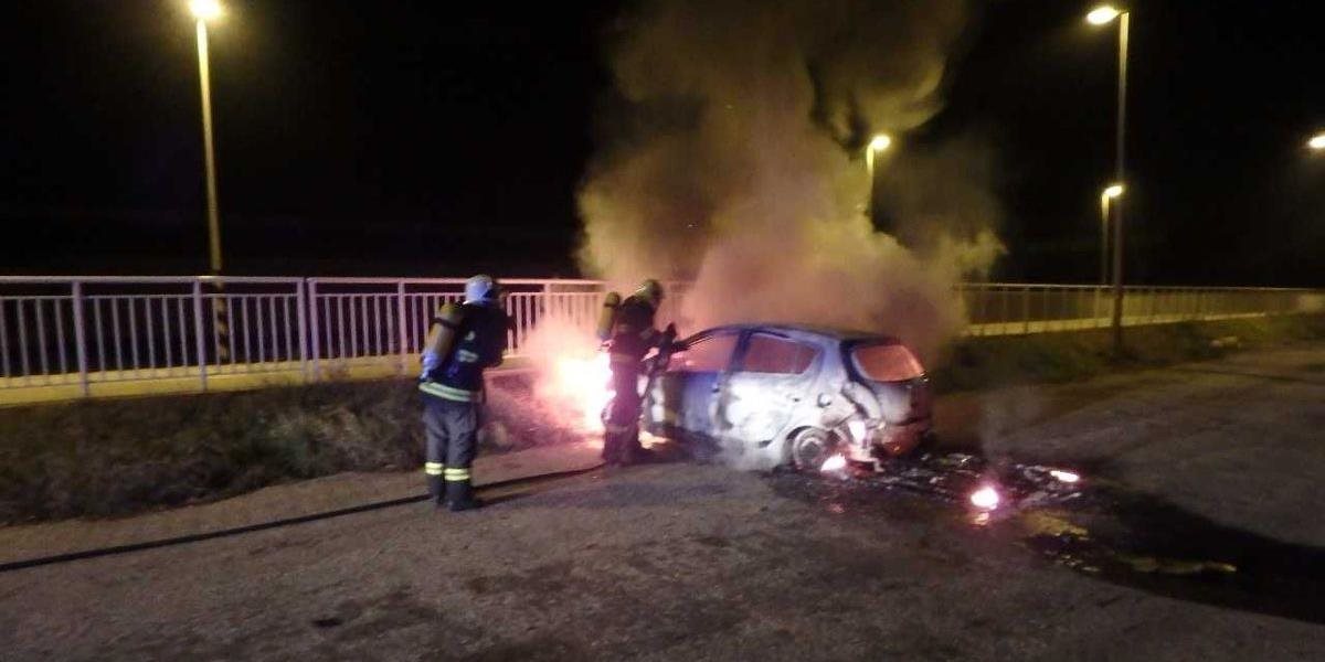 Hasiči zasahovali pri požiari auta na Námestí priateľstva v Dunajskej Strede