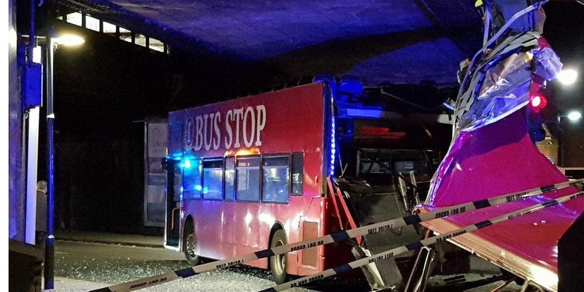Turistický autobus narazil v Paríži do podjazdu pod mostom, pri nehode sa jeden z návštevníkov vážne zranil