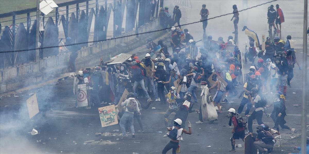 Vládne sily a demonštranti sa vo Venezuele dostali do stretu na leteckej základni