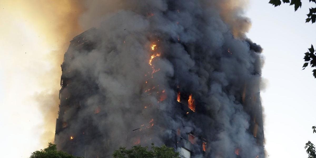 V Británii evakuovali, mnohé výškové budovy nepodliehajú bezpečnostným predpisom, hrozí vznik ďalšieho požiaru