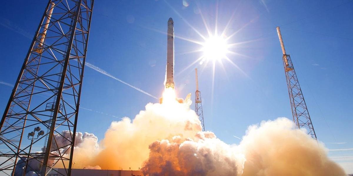 Z Kalifornie úspešne vyštartovala raketa SpaceX: Na orbit vyniesla desať satelitov
