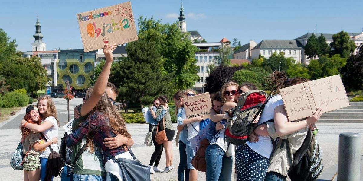 FOTO Študenti budú dnes po celom Slovensku opäť rozdávať objatia
