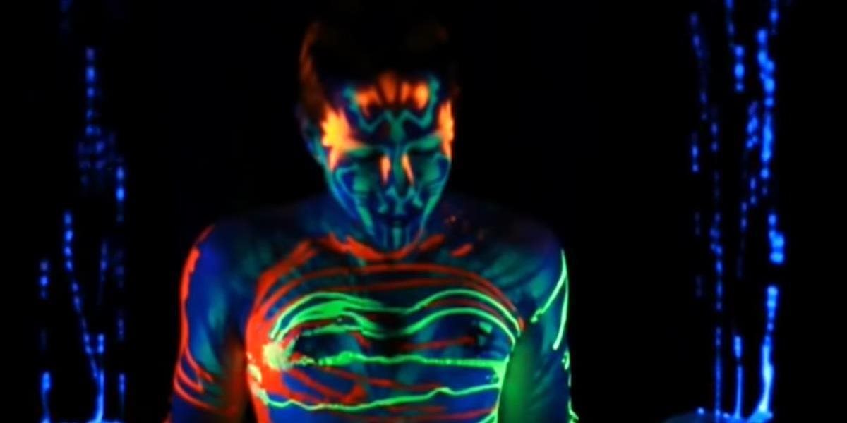 VIDEO Umelec používa namiesto plátna nahé telá: Vytvára na nich fascinujúce svetelné obrazce