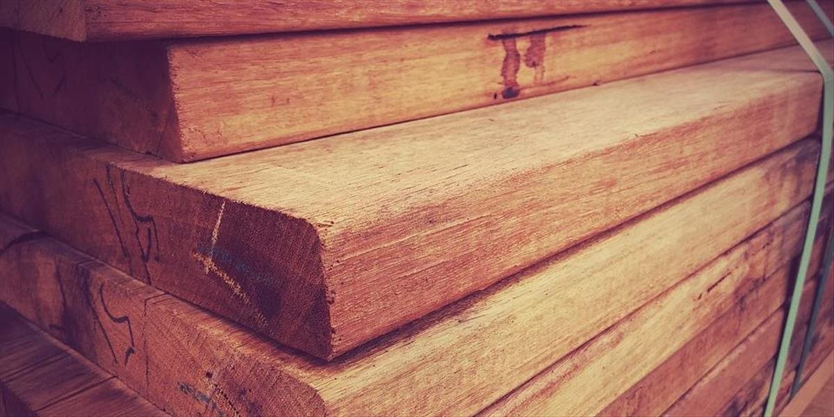 USA uvalili na dovoz kanadského stavebného dreva ďalšie clá
