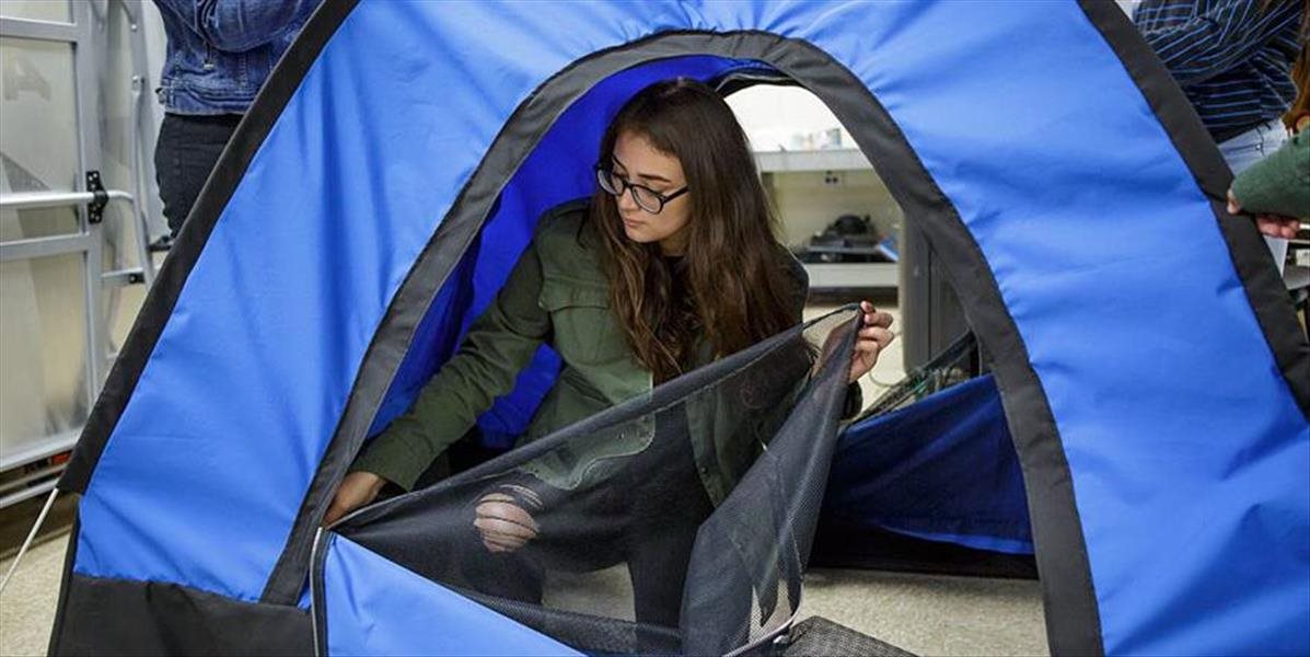 Tínedžerky navrhli solárne stany pre bezdomovcov