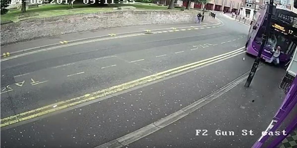 Bizarné VIDEO Muža zrazil autobus, vstal a vošiel do baru