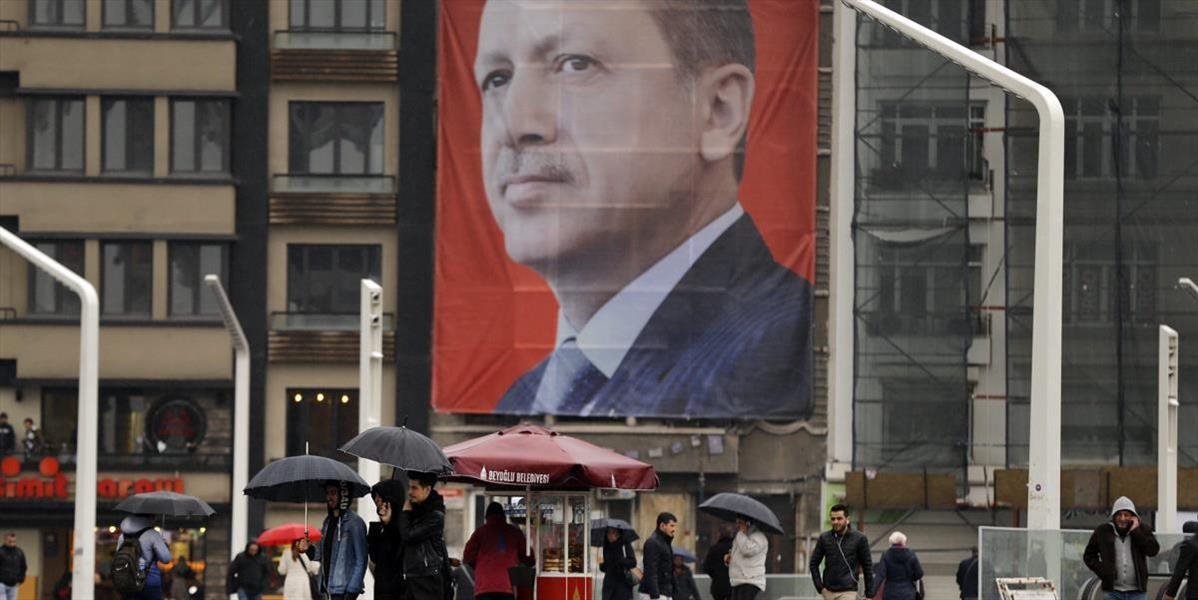 Tureckí umelci a intelektuáli žiadajú prepustenie dvoch hladujúcich učiteľov